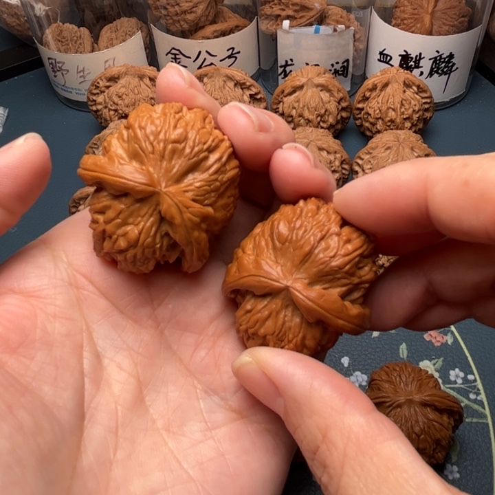 文玩核桃吊坠白狮子顺风耳微色差