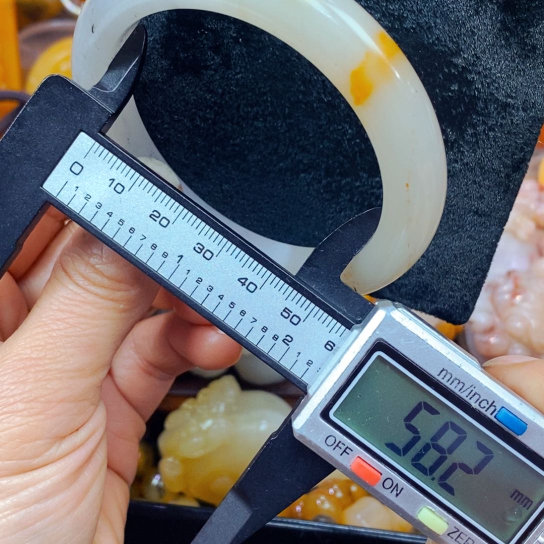 未镶嵌石英质玉（黄龙玉）颈饰