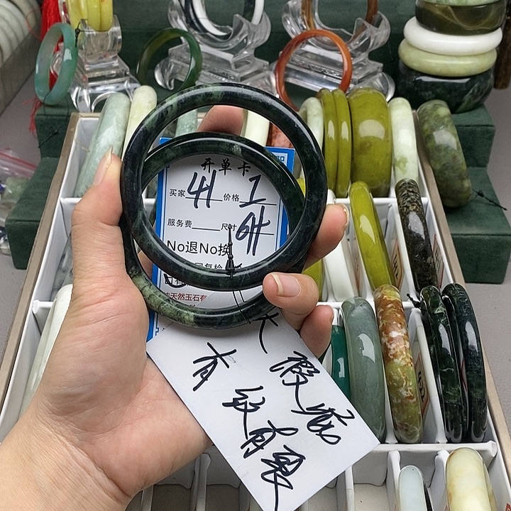 蛇纹石玉未镶嵌手镯