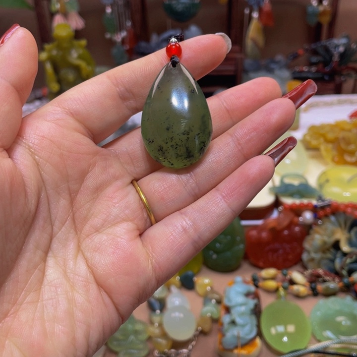 蛇纹石玉颈饰未镶嵌