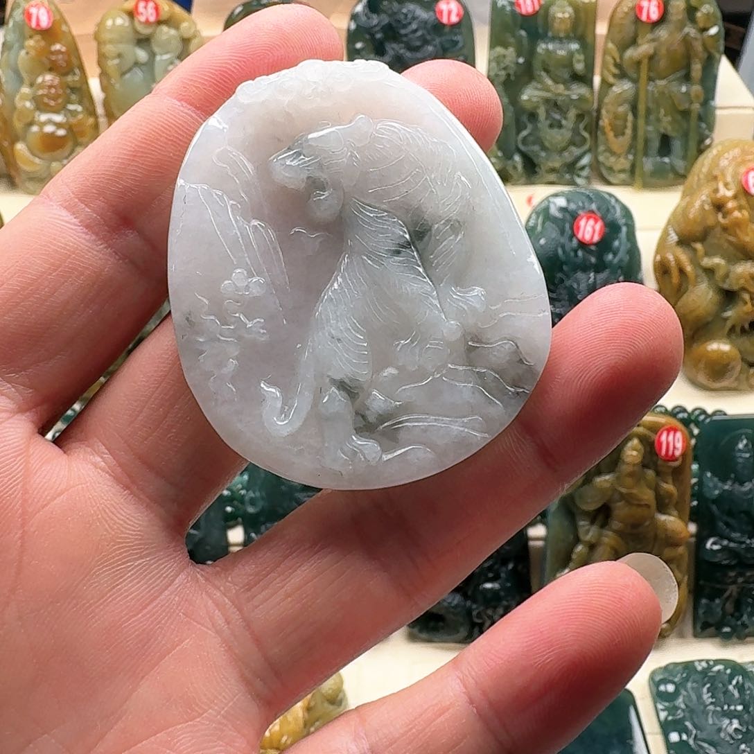 翡翠颈饰未镶嵌上山虎