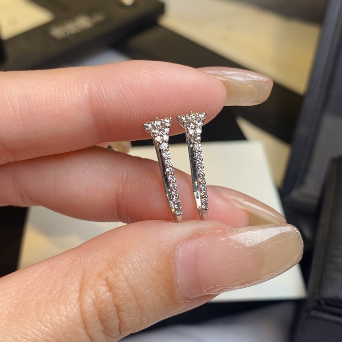 钻石耳饰18K金镶嵌设计款单排耳扣（可穿福贝）