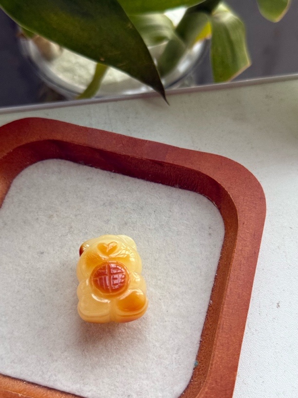 天然蜜蜡俏色抱福小熊吊坠（打孔备注不退换）