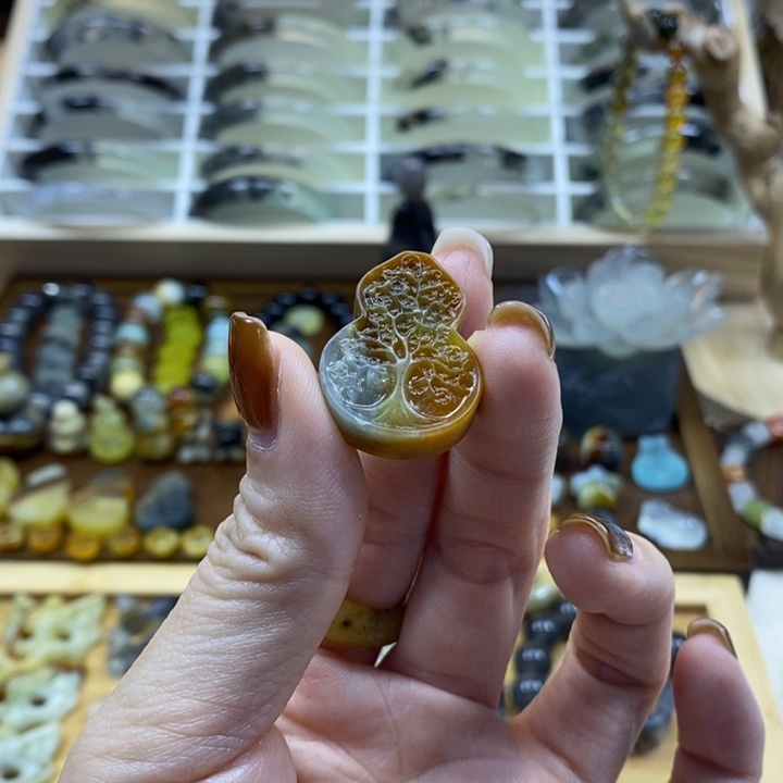 蛇纹石玉未镶嵌颈饰