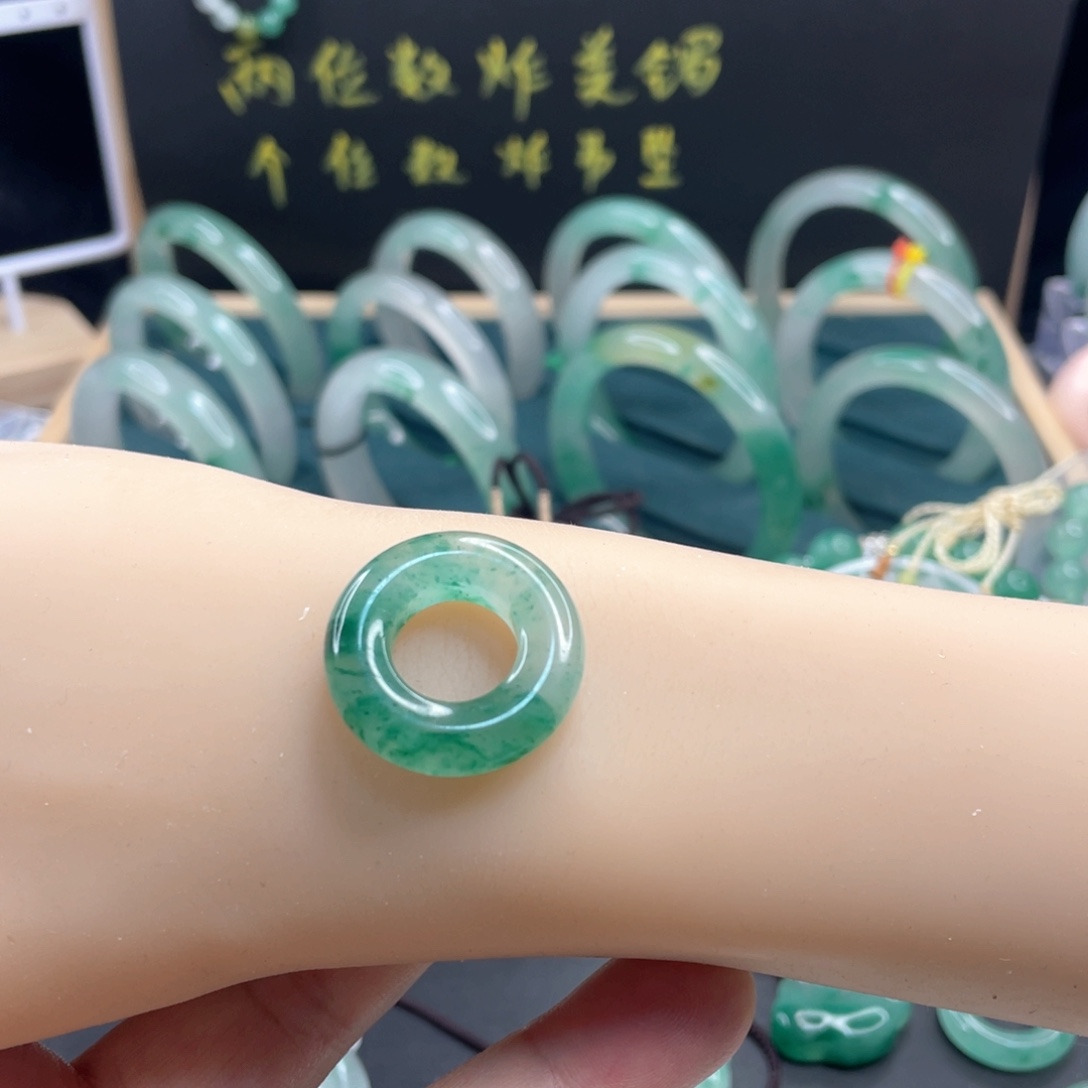 石英质玉未镶嵌颈饰