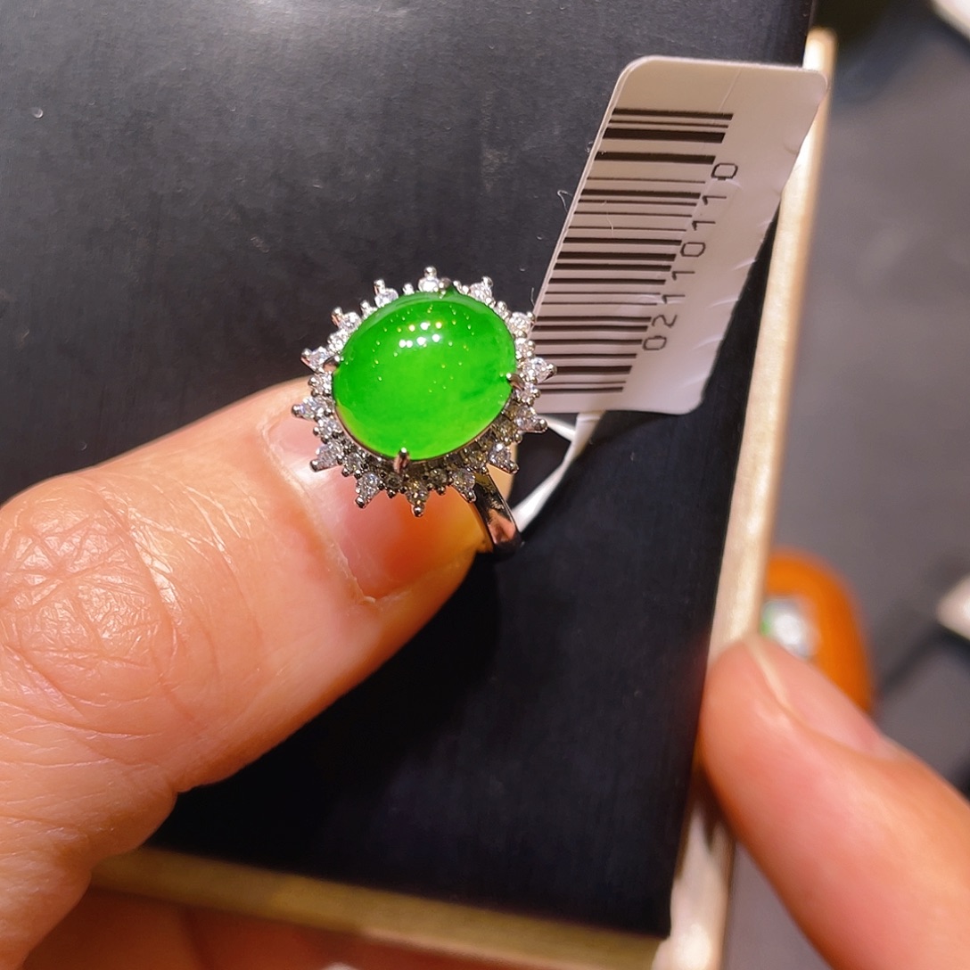 翡翠未镶嵌颈饰戒指