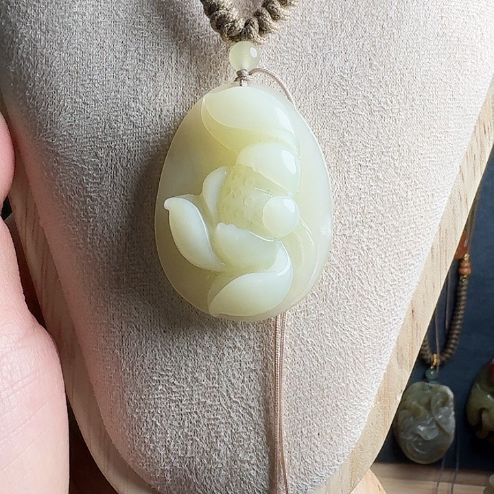 未镶嵌蛇纹石玉颈饰