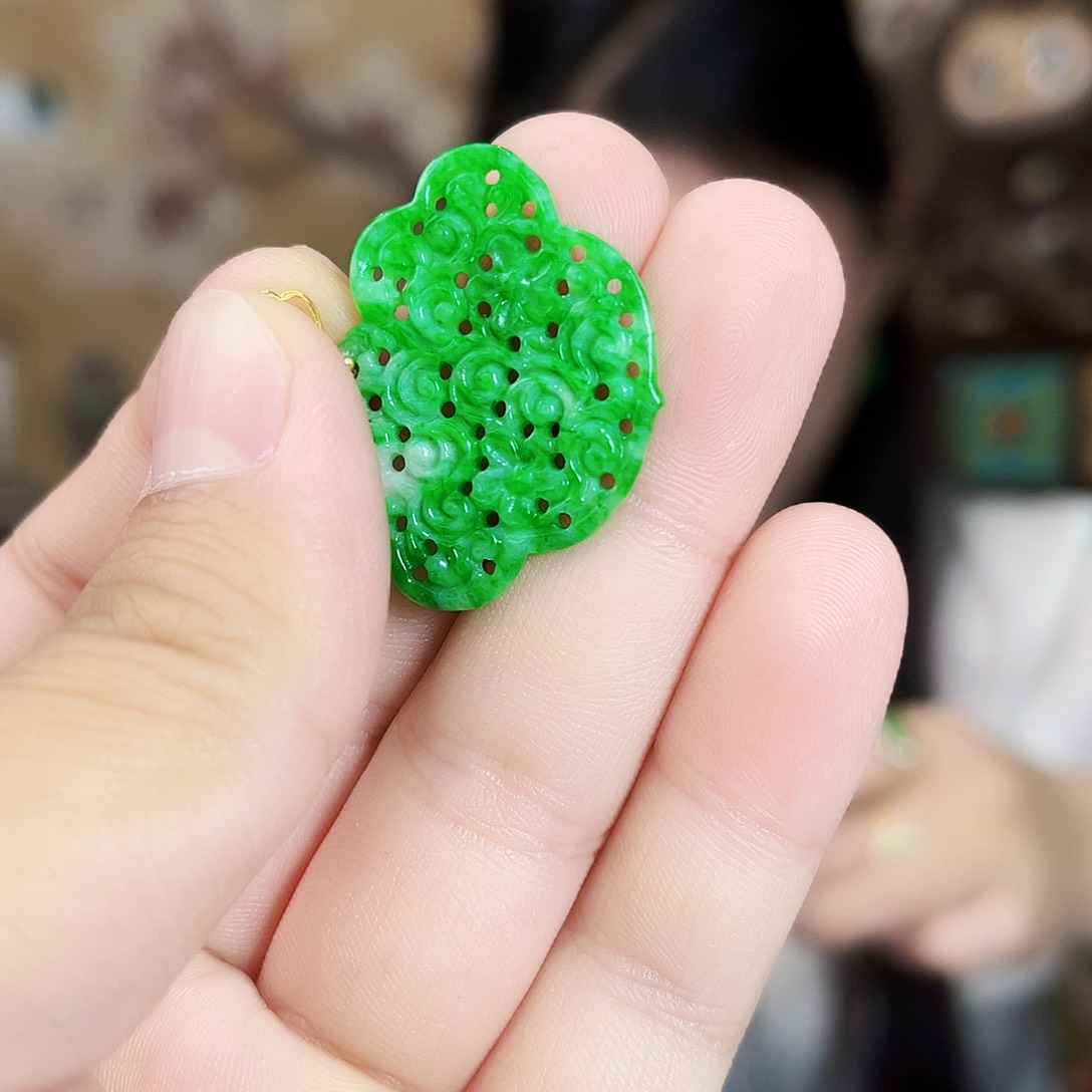 翡翠18K金镶嵌颈饰吊坠