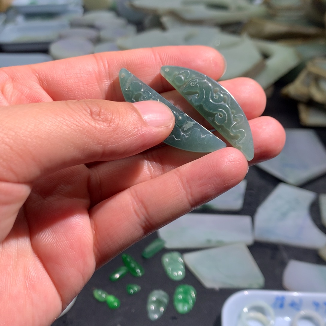 翡翠未镶嵌颈饰绳挂