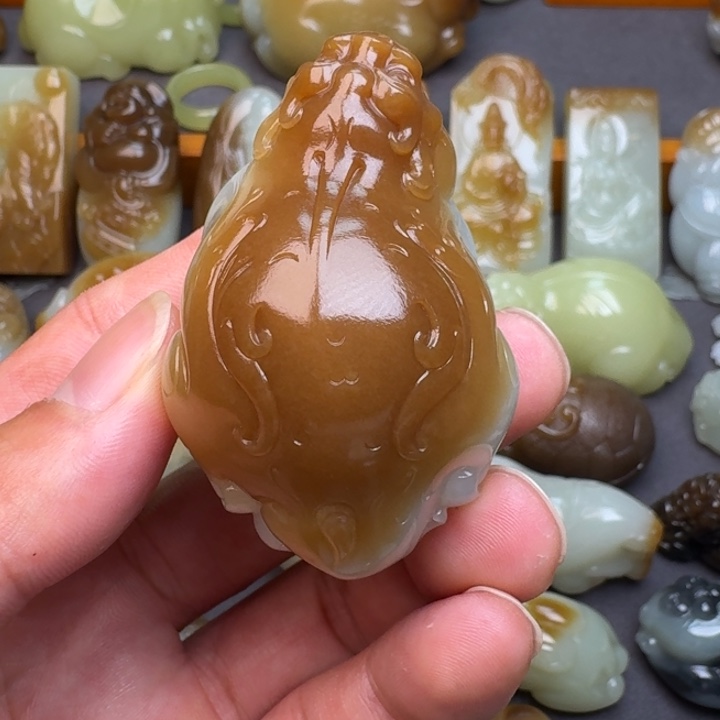 和田玉未镶嵌颈饰淮**梁