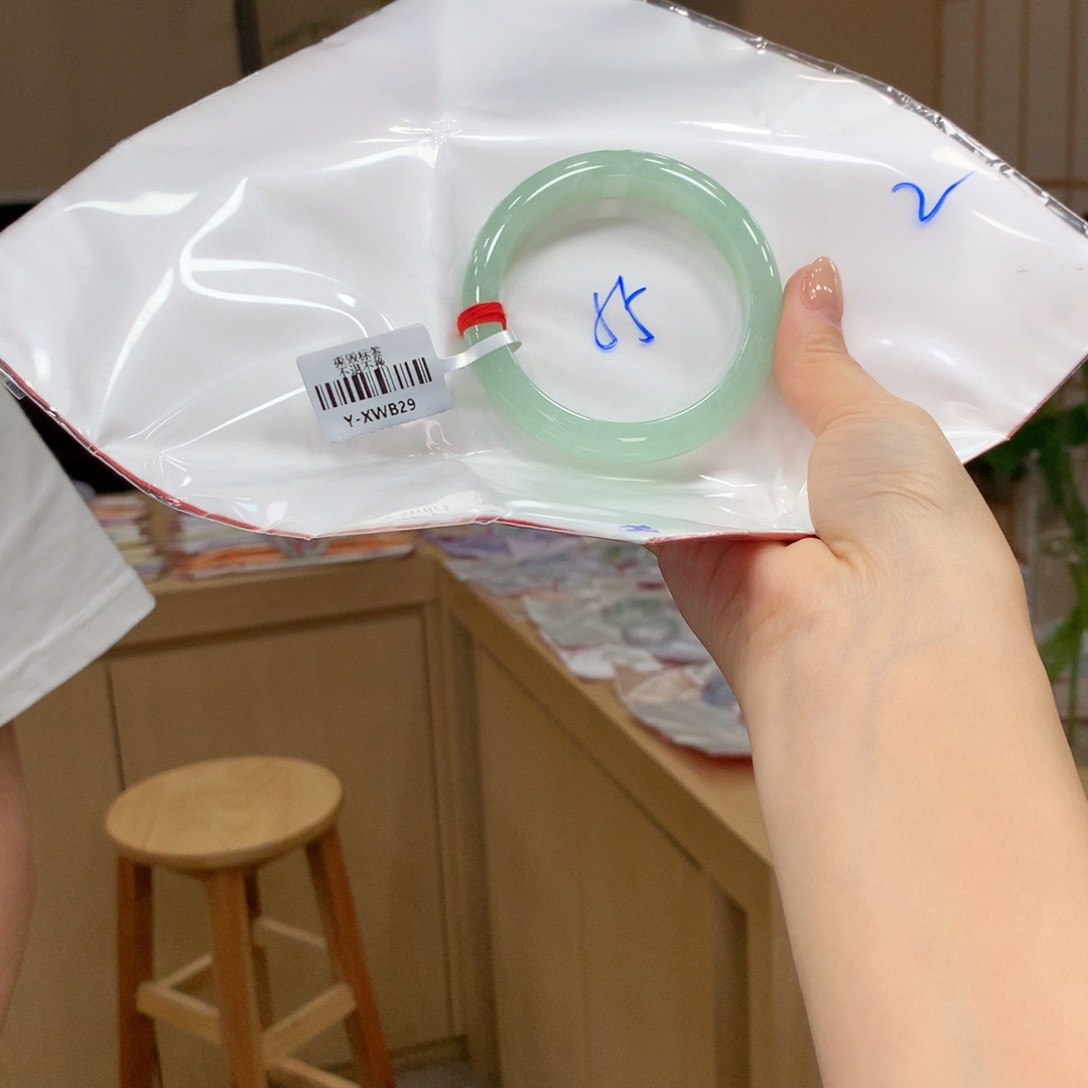 翡翠手镯未镶嵌不退不换