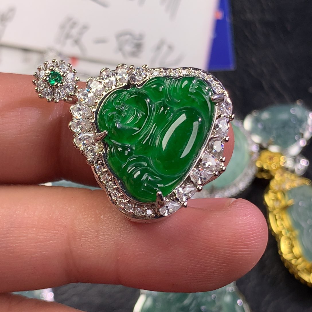 翡翠未镶嵌颈饰佛公