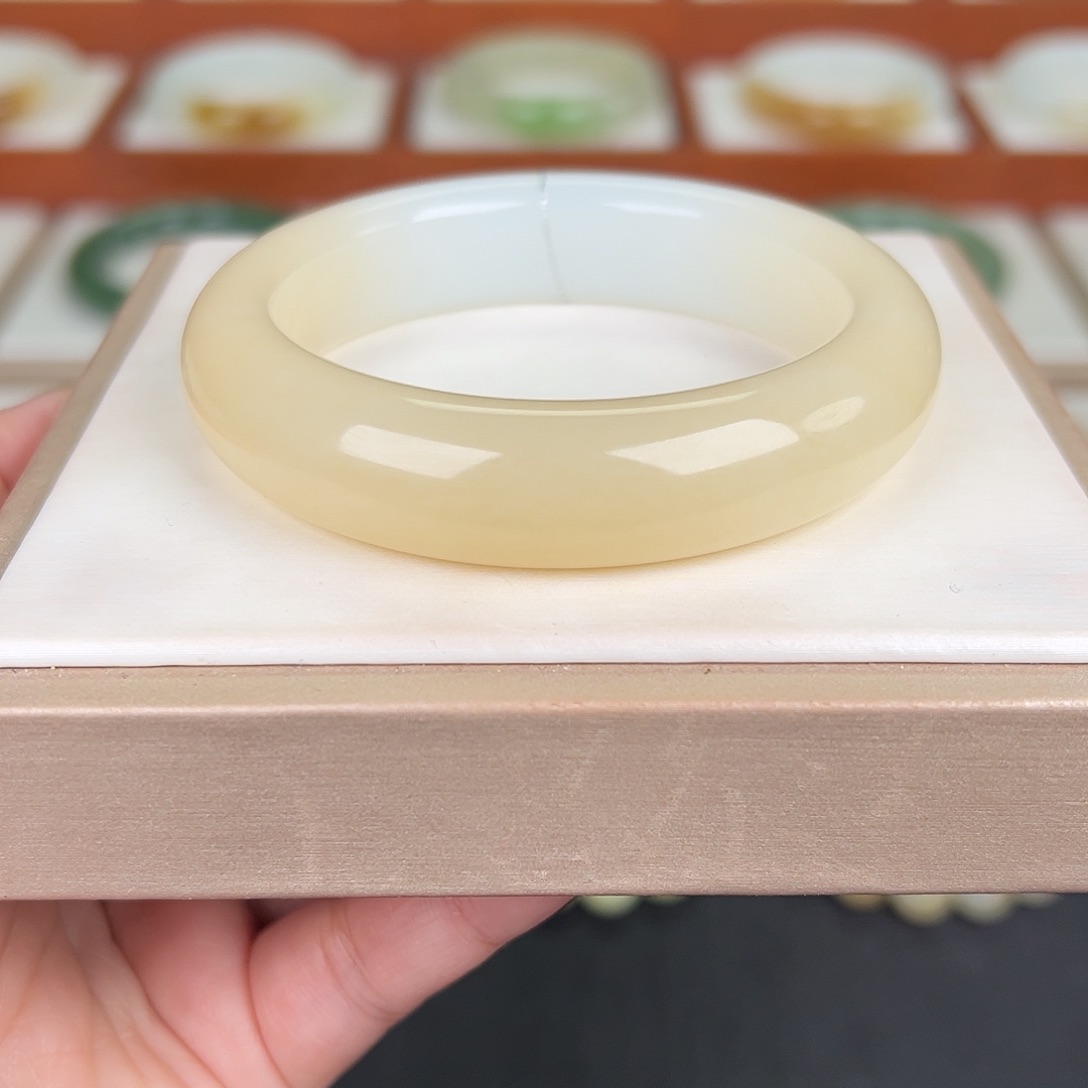 和田玉未镶嵌手镯糖白