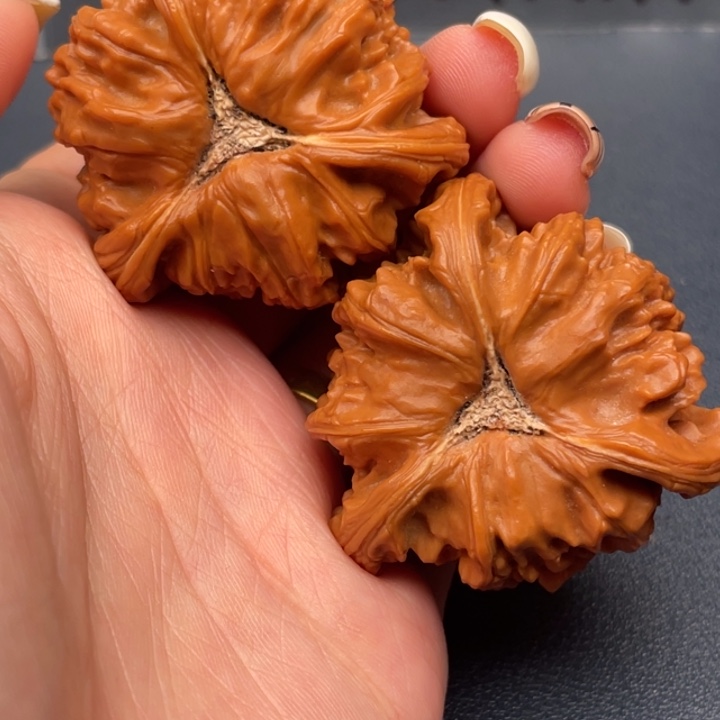 代***光文玩核桃吊坠白狮子