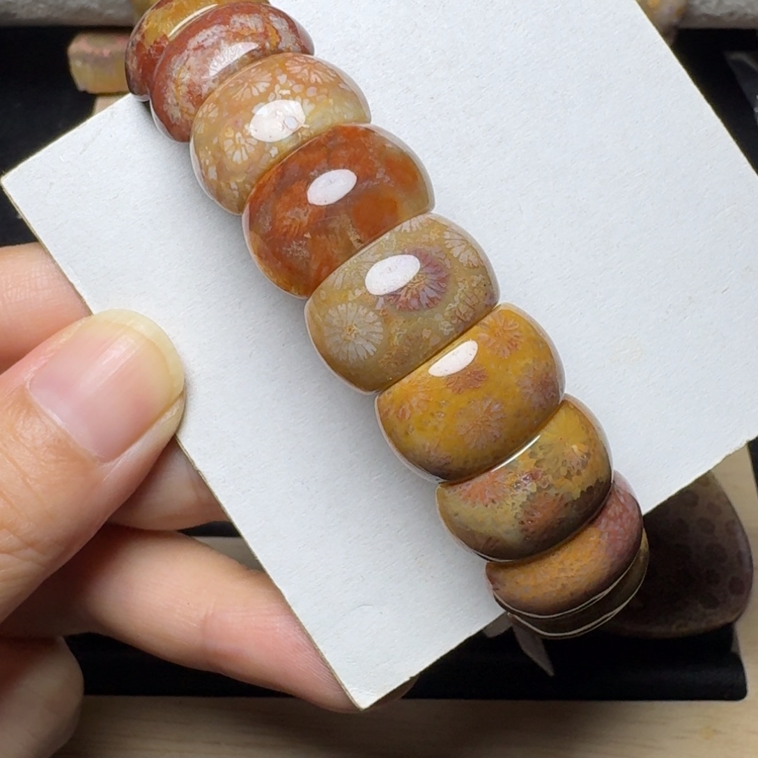 未镶嵌红黄满花 可盘，性价比硅化玉