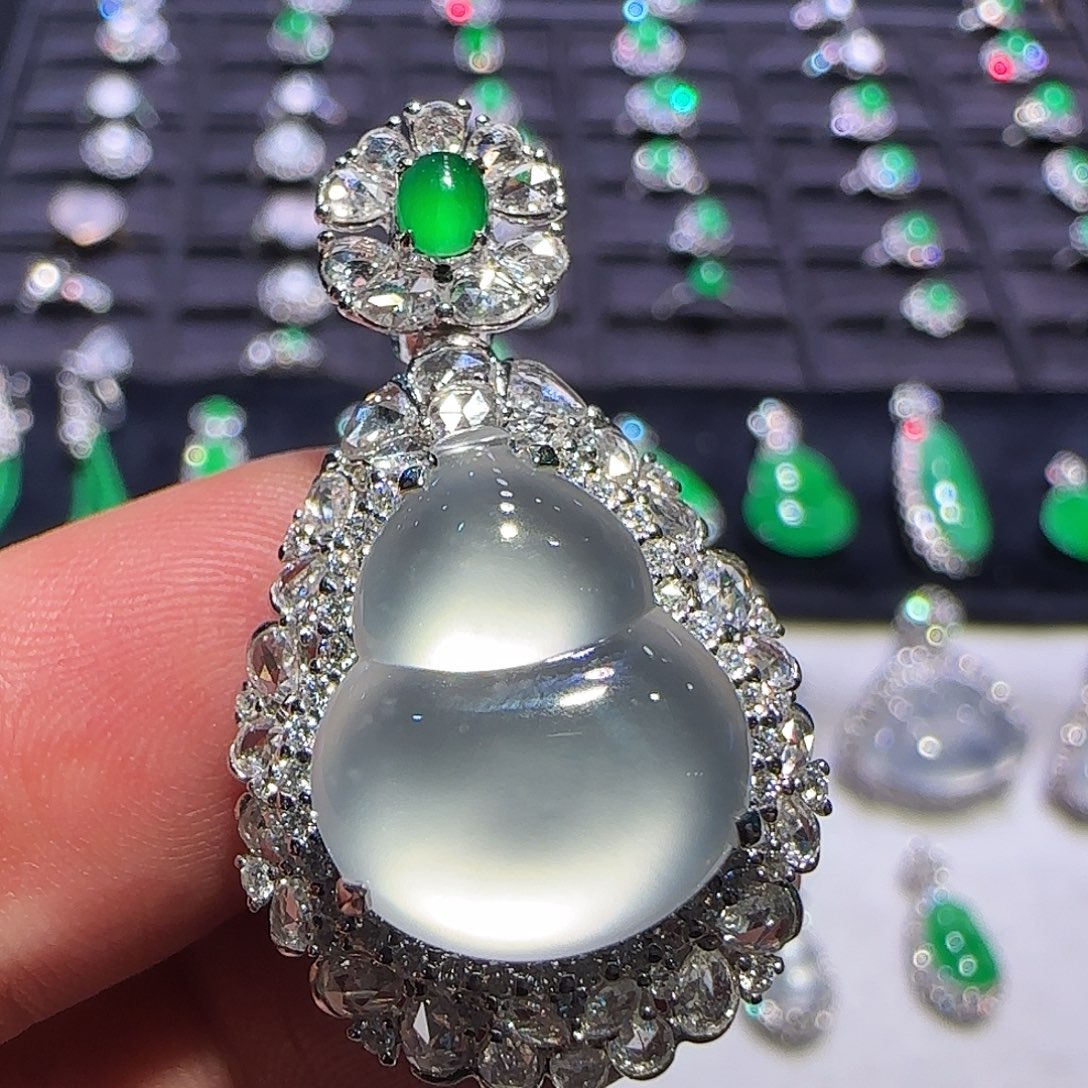 翡翠18K金镶嵌颈饰