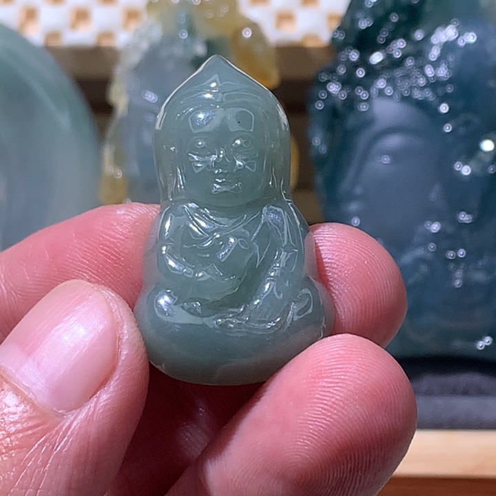 知***一翡翠未镶嵌颈饰灵童