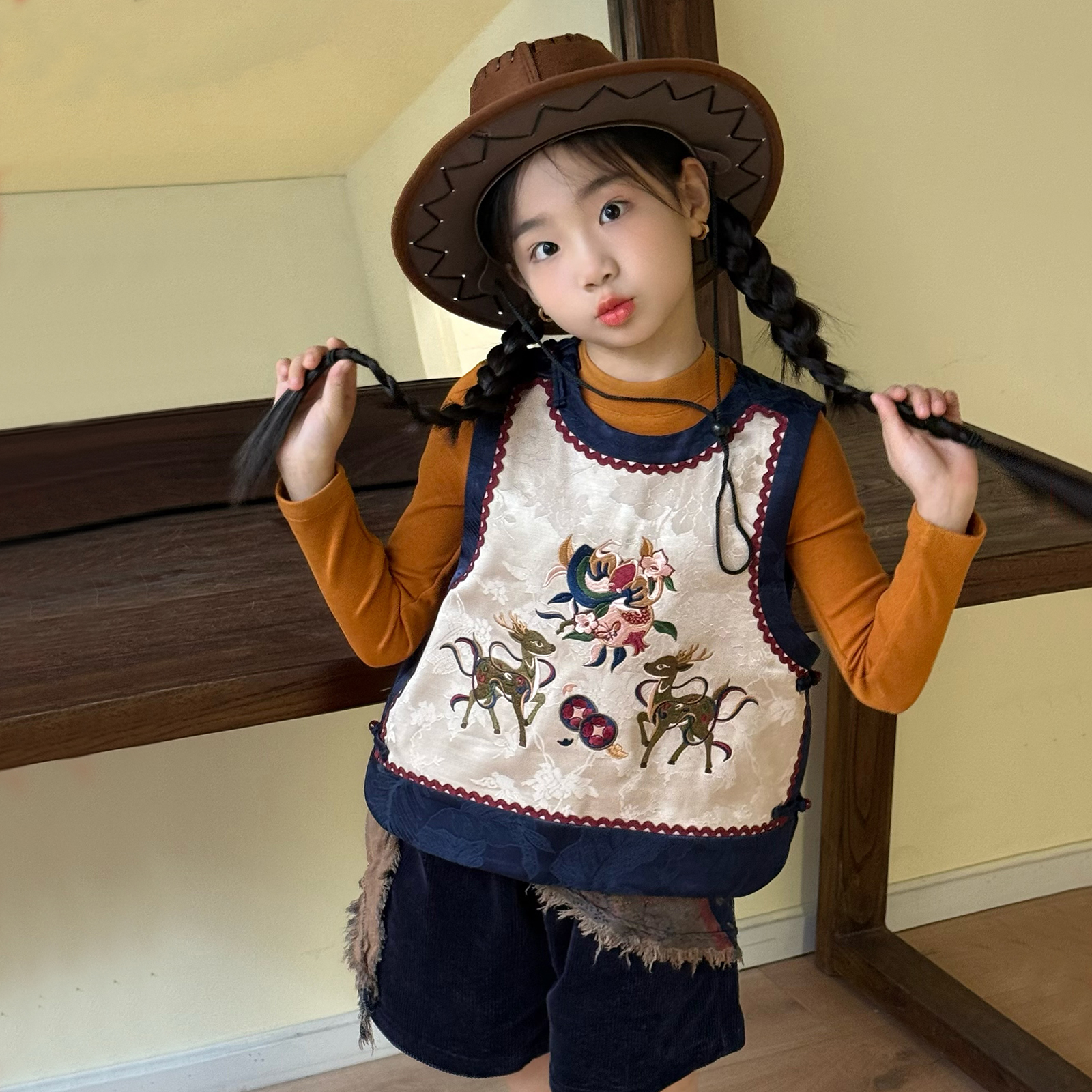 彩虹朵朵2025秋装女童新中式国风刺绣马甲儿童背心男童坎肩亲子装