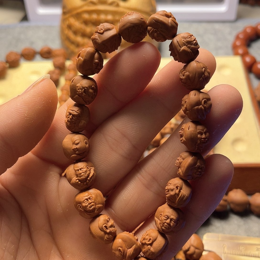 龙纹桃核雕刻双面三丰罗汉