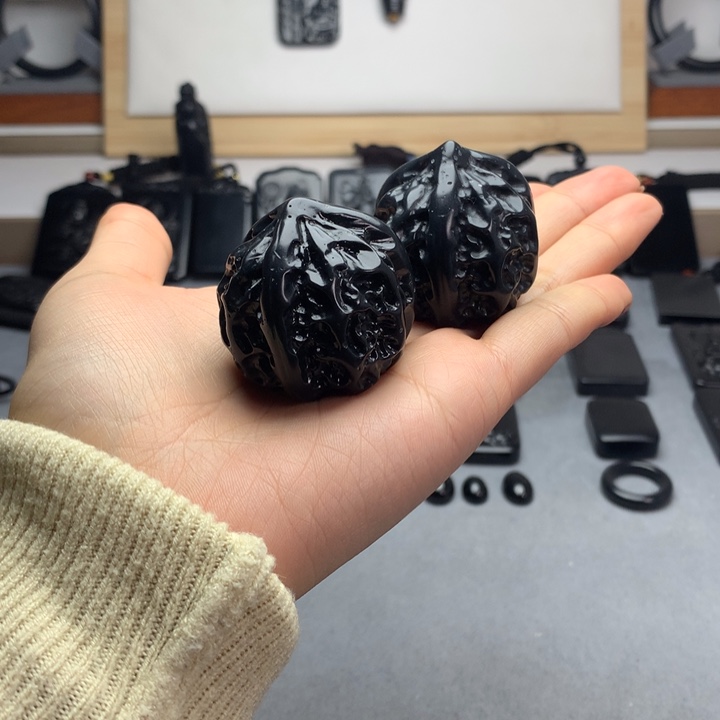 和田玉（墨玉）未镶嵌把件有毛孔