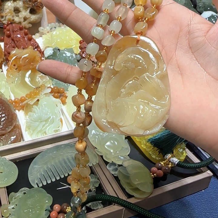 未镶嵌蛇纹石玉吊坠