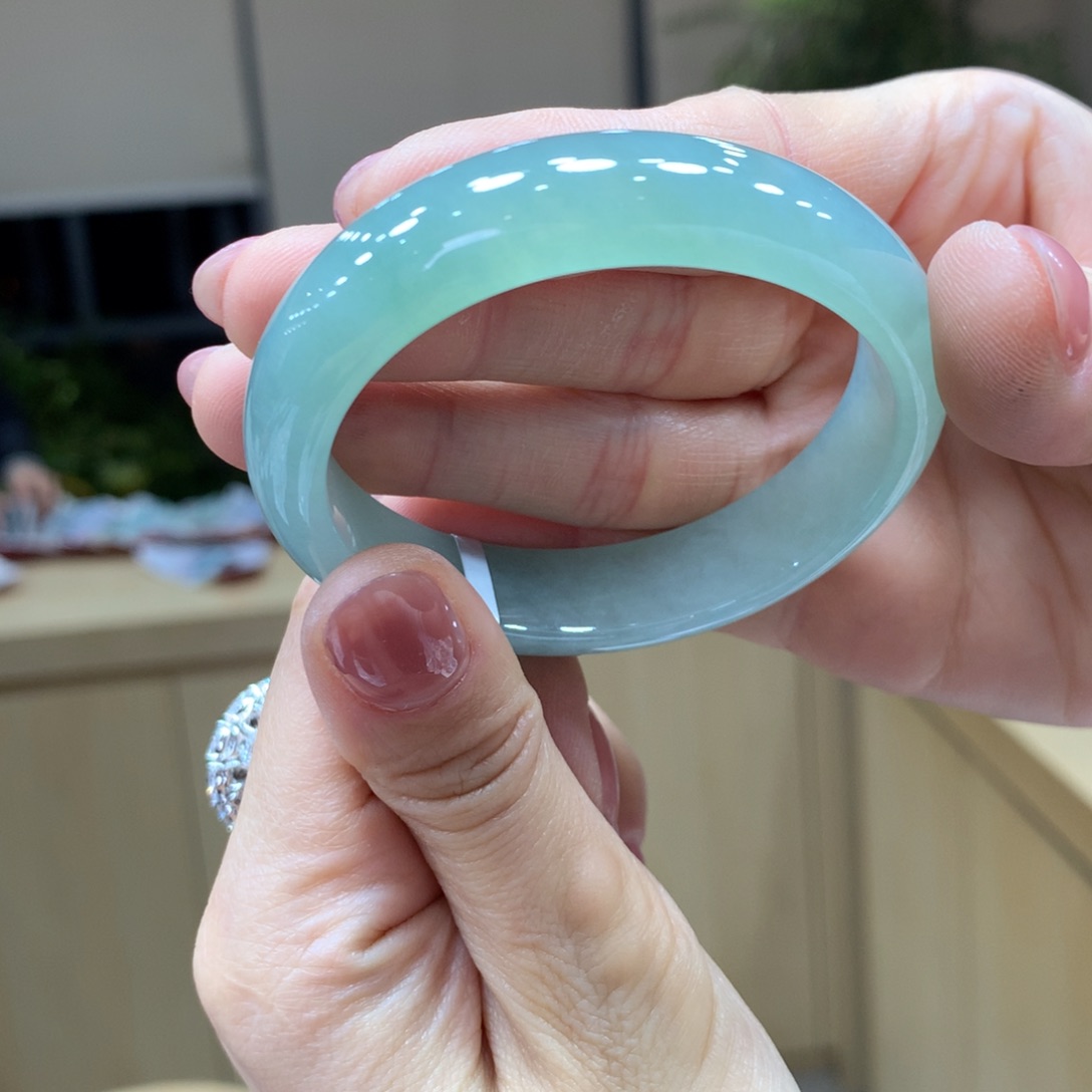 翡翠手镯未镶嵌不退不换