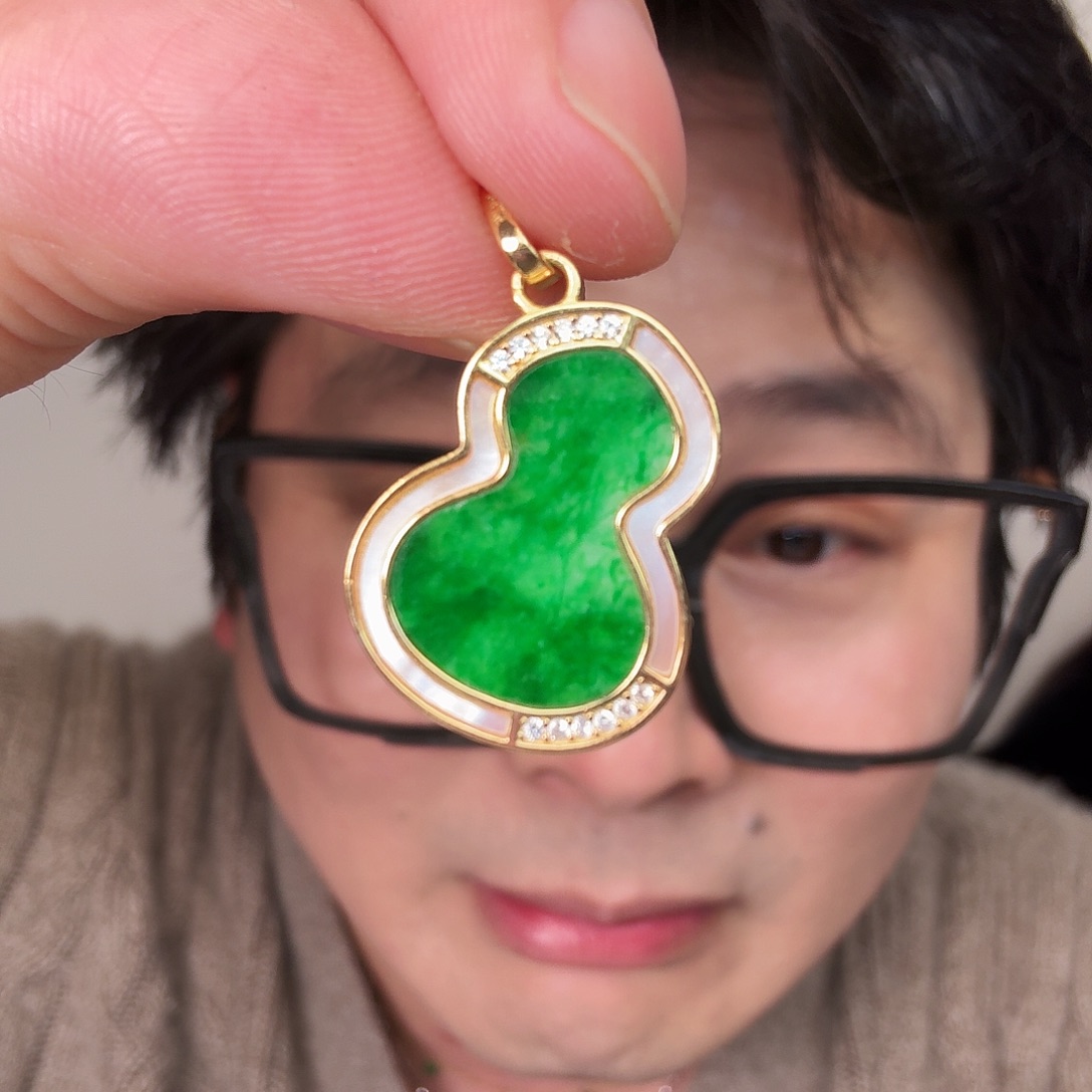 翡翠未镶嵌颈饰一件