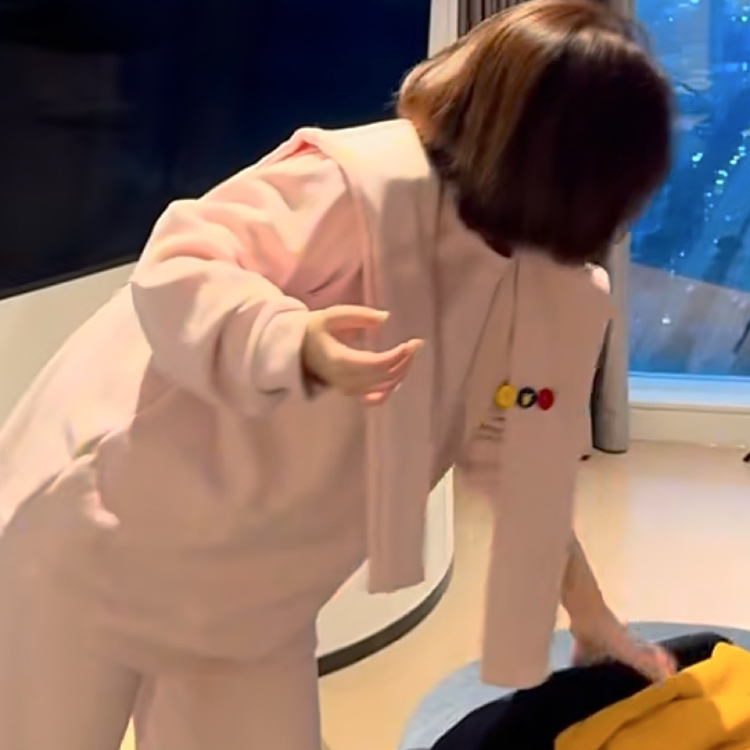 秋季休闲宽松圆领上衣搭配直筒休闲裤时尚套装