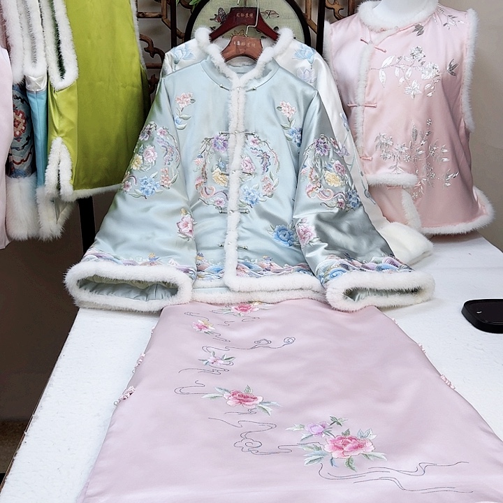 织绣天青色桑蚕丝冬款上衣