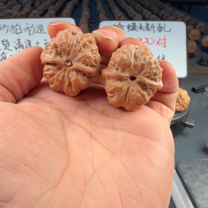 墨****文玩核桃吊坠蛤蟆的眼睛是真的好看