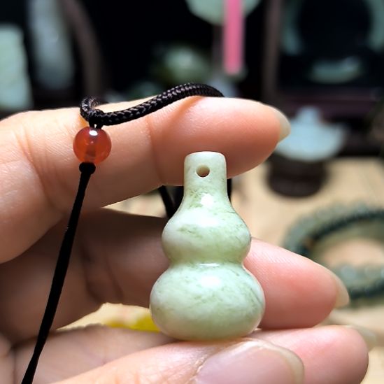 小***妮蛇纹石玉未镶嵌颈饰