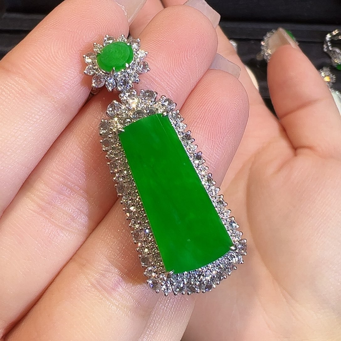 翡翠颈饰18K金镶嵌无事牌