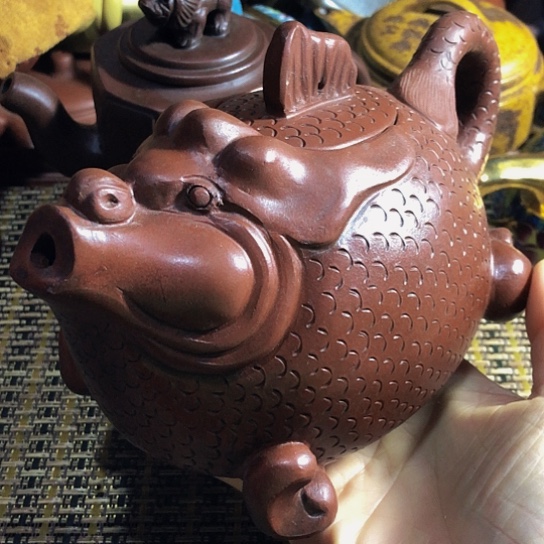 紫砂茶壶原矿泥料手工制作的紫砂壶。