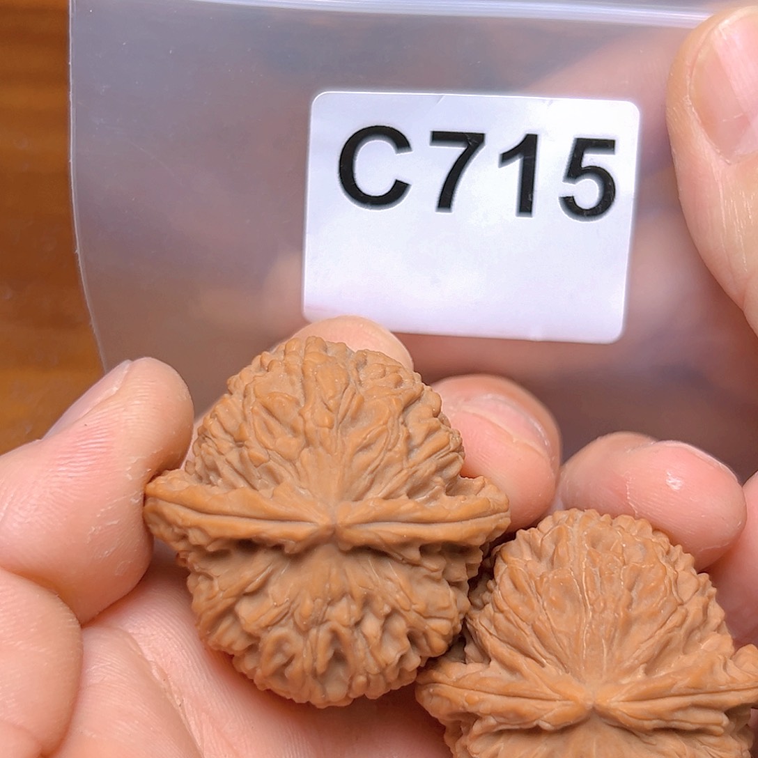 文玩核桃吊坠40三角白