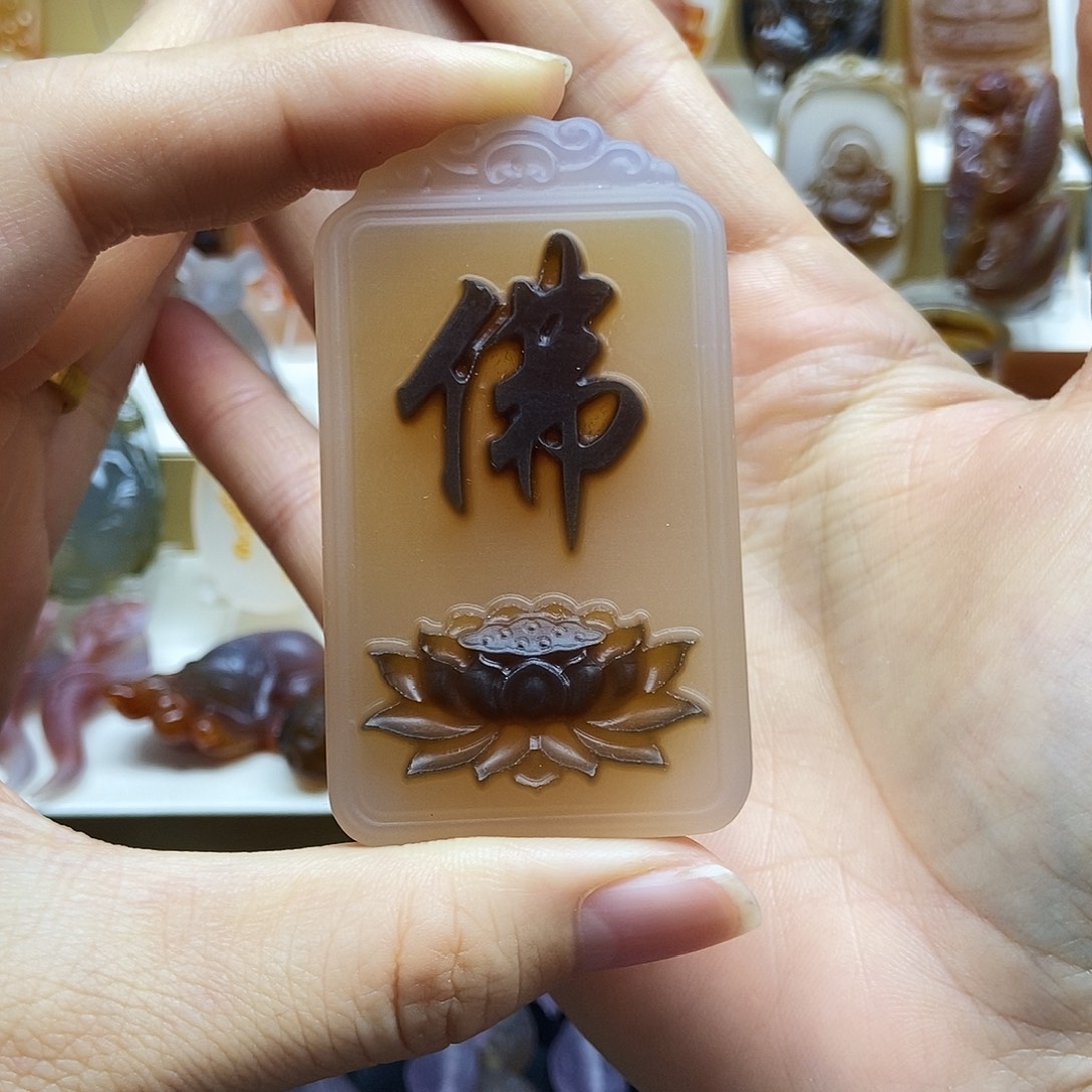 邓***西玛瑙/玉髓未镶嵌颈饰