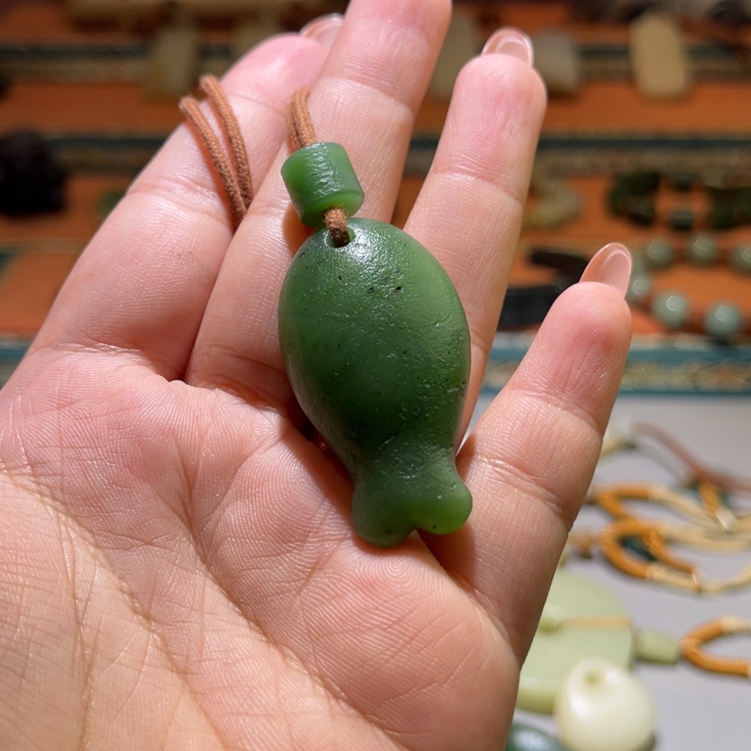 颈饰未镶嵌和田玉冬****?