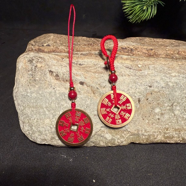 含辰砂工艺品含辰砂工艺品国标黄铜山鬼花钱嵌晶粉砂钥匙扣25cm