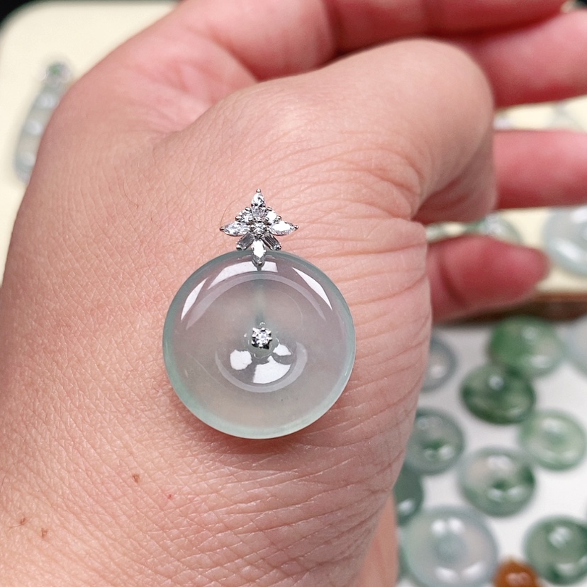 【闪购商品】颈饰18K金镶嵌翡翠维****?