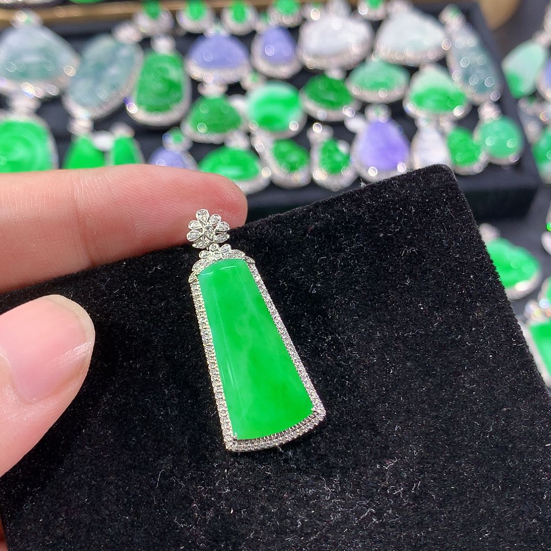 翡翠18K金镶嵌颈饰