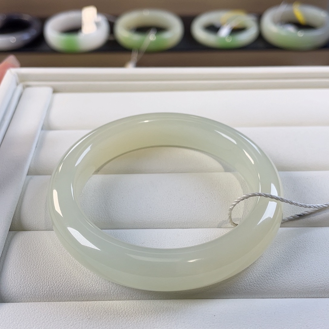 和田玉未镶嵌手镯