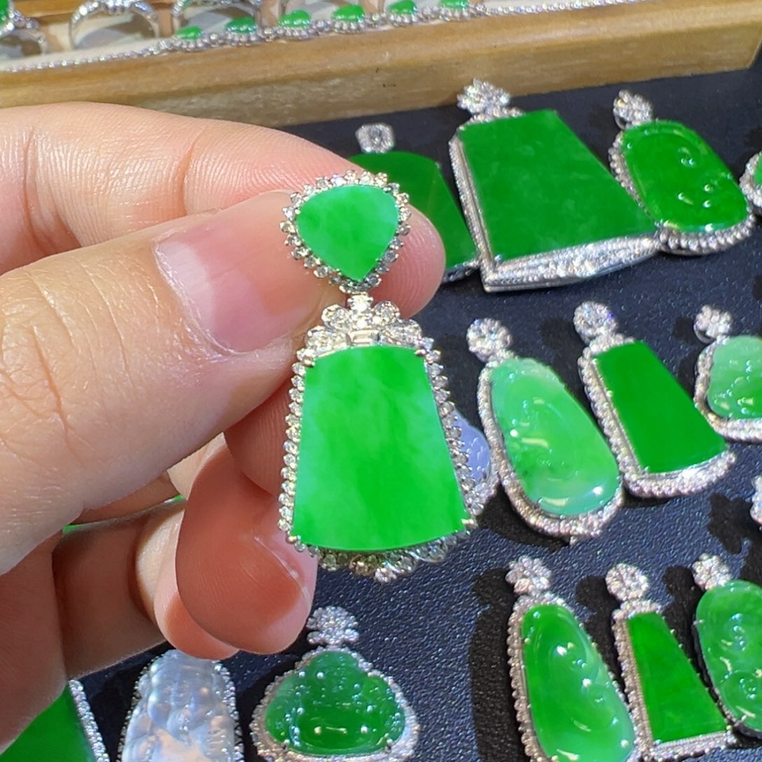 翡翠18K金镶嵌颈饰