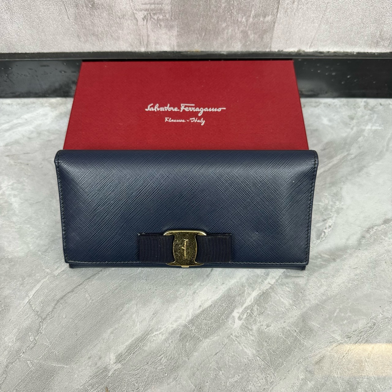 95新 FERRAGAMO/菲拉格慕 菲拉格慕 长款侧开钱包拍一发二蓝/黑