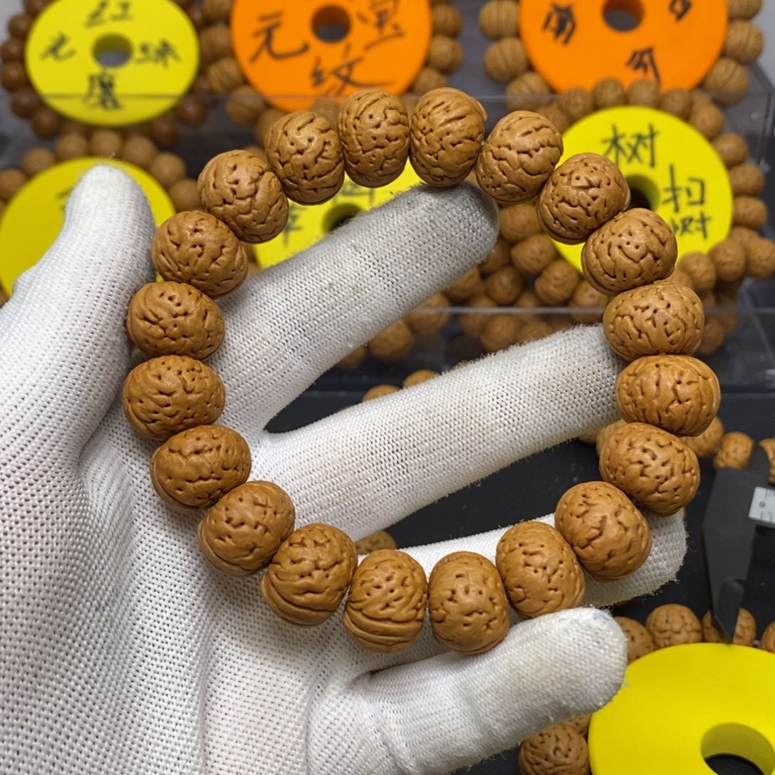 刘***哈手串桃核树王纽扣板牙脐桃核手串