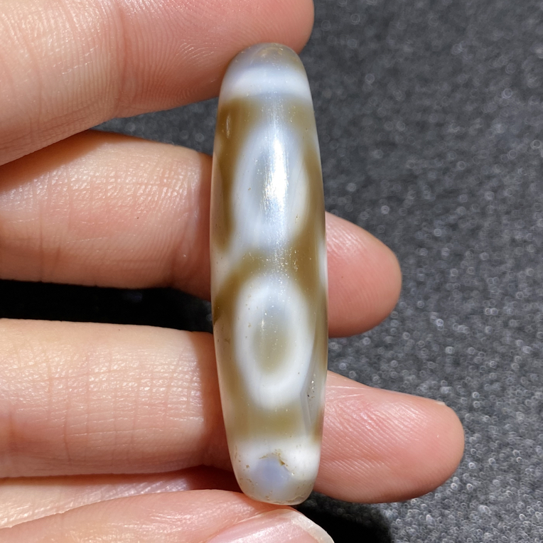 谢师傅仿纯三眼玛瑙天珠（42.1x10.8x10.7mm）