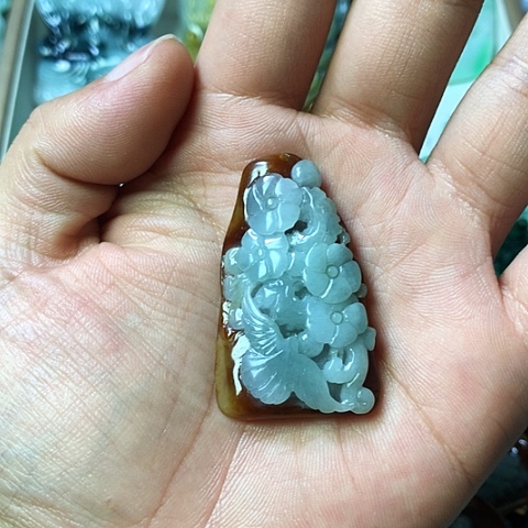 咻***贝翡翠未镶嵌颈饰天然缅甸翡翠a货