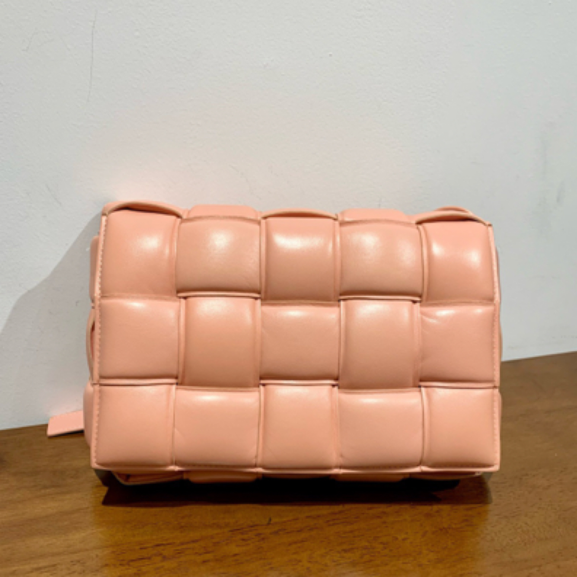 99新 BOTTEGA VENETA/葆蝶家 蜜桃粉羊皮Cassette编织枕头包