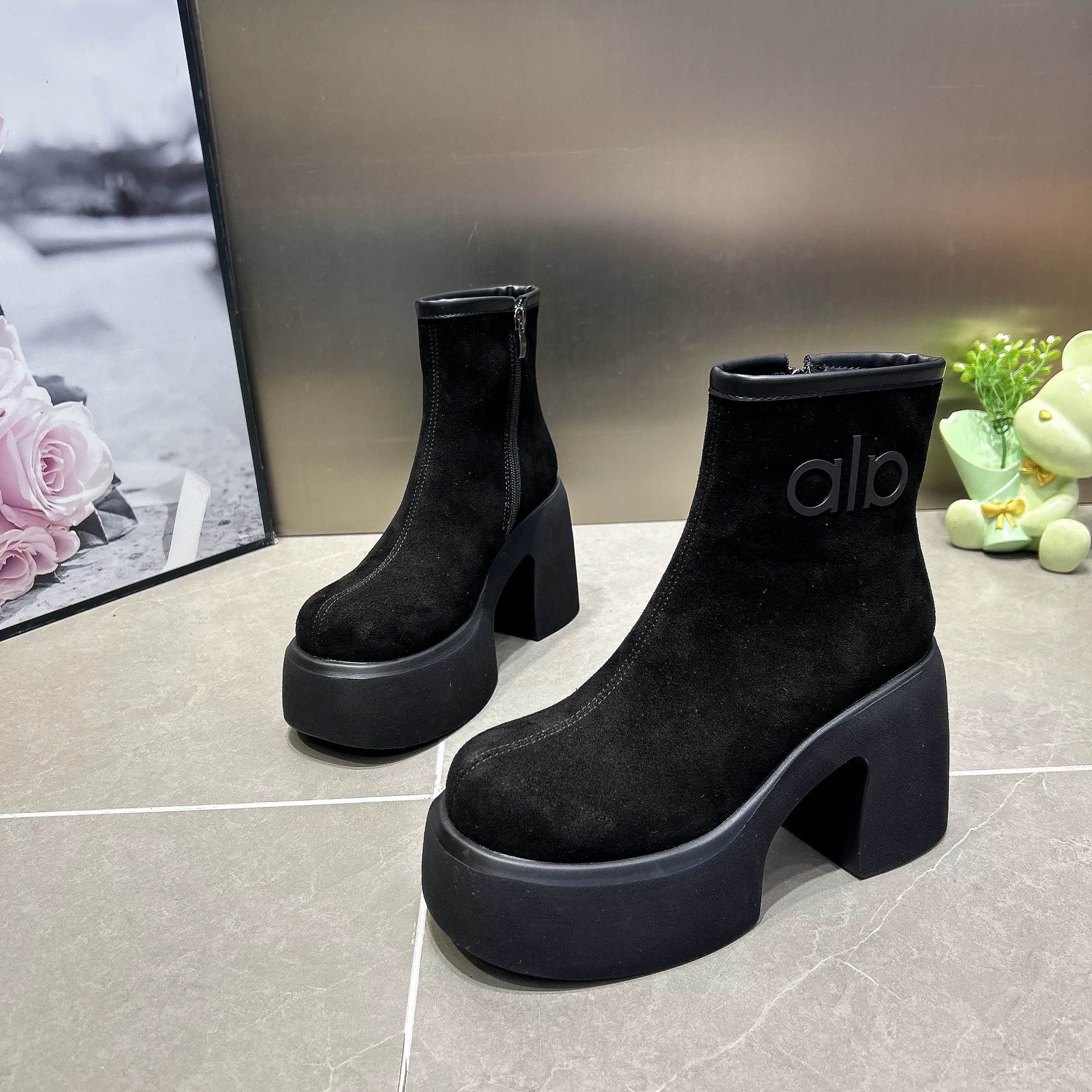 9cm超高跟马丁靴女鞋2025新款磨砂皮尖头后拉链休闲短靴切尔西靴