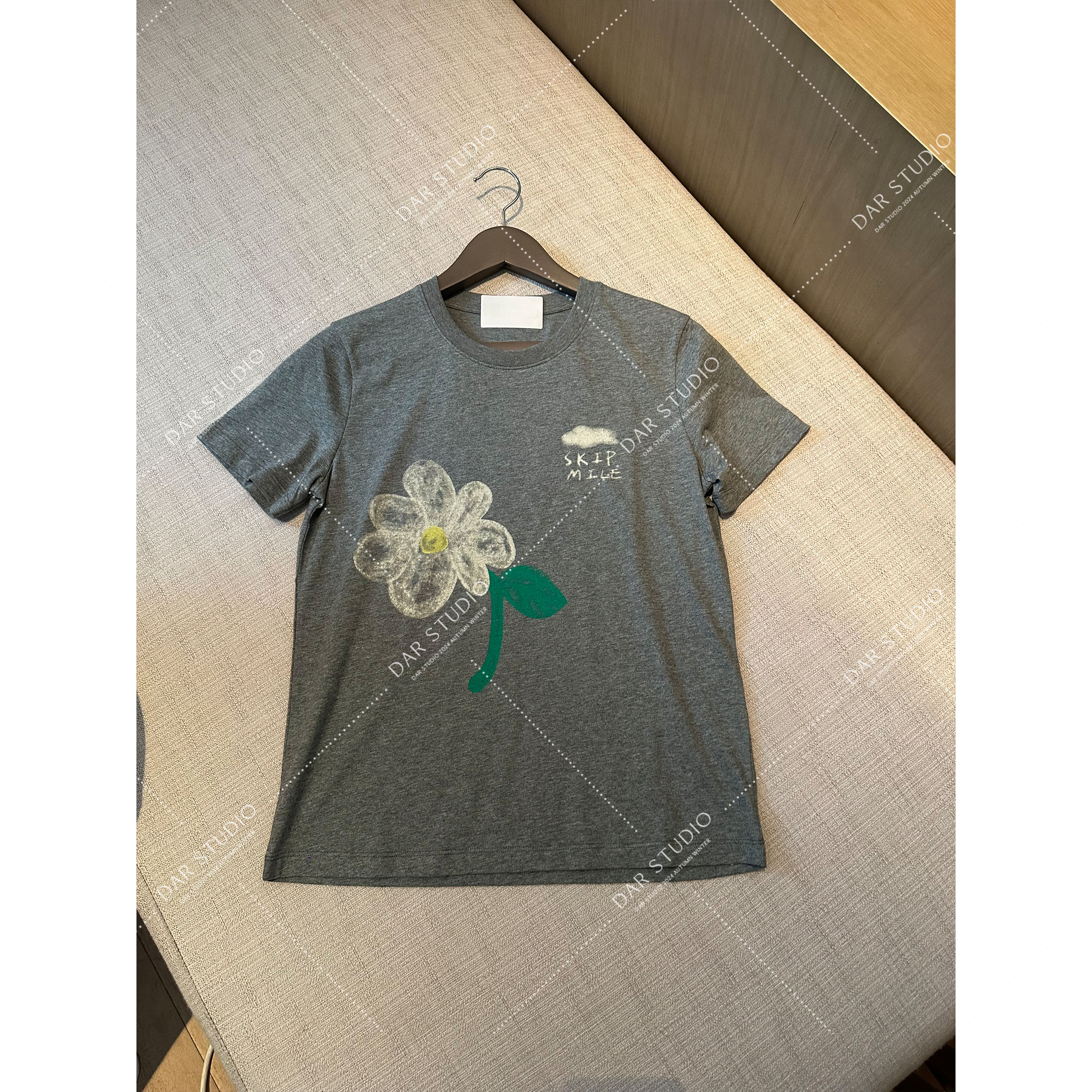 DAR STUDIO 粉标系列【喷印花朵】 进口面料欧若风印花圆领短袖T恤