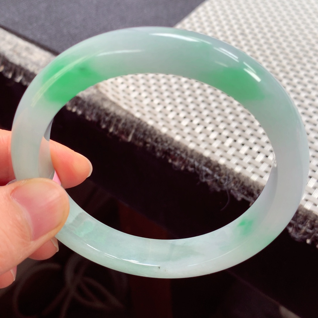 翡翠手镯未镶嵌缅甸