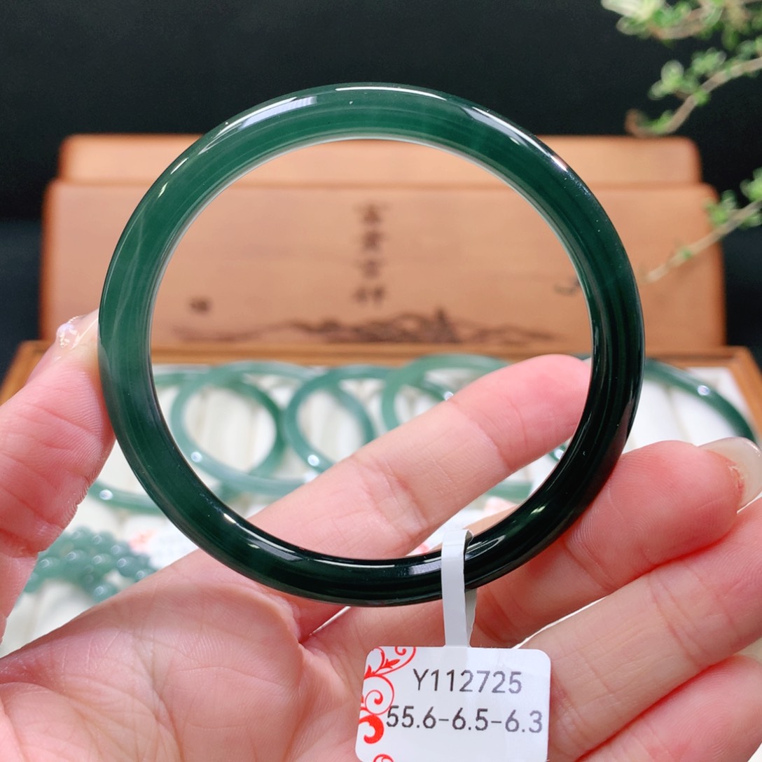 翡翠手镯未镶嵌天然